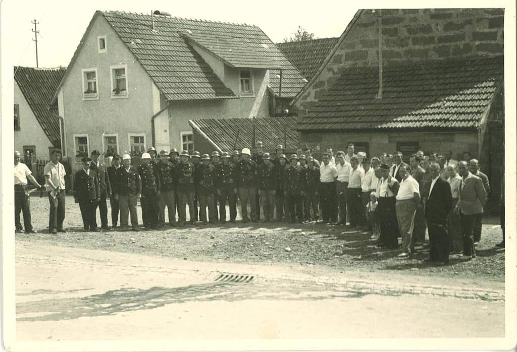 FF Lauf 1960 vor erstem Feuerwehrgeaetehaus